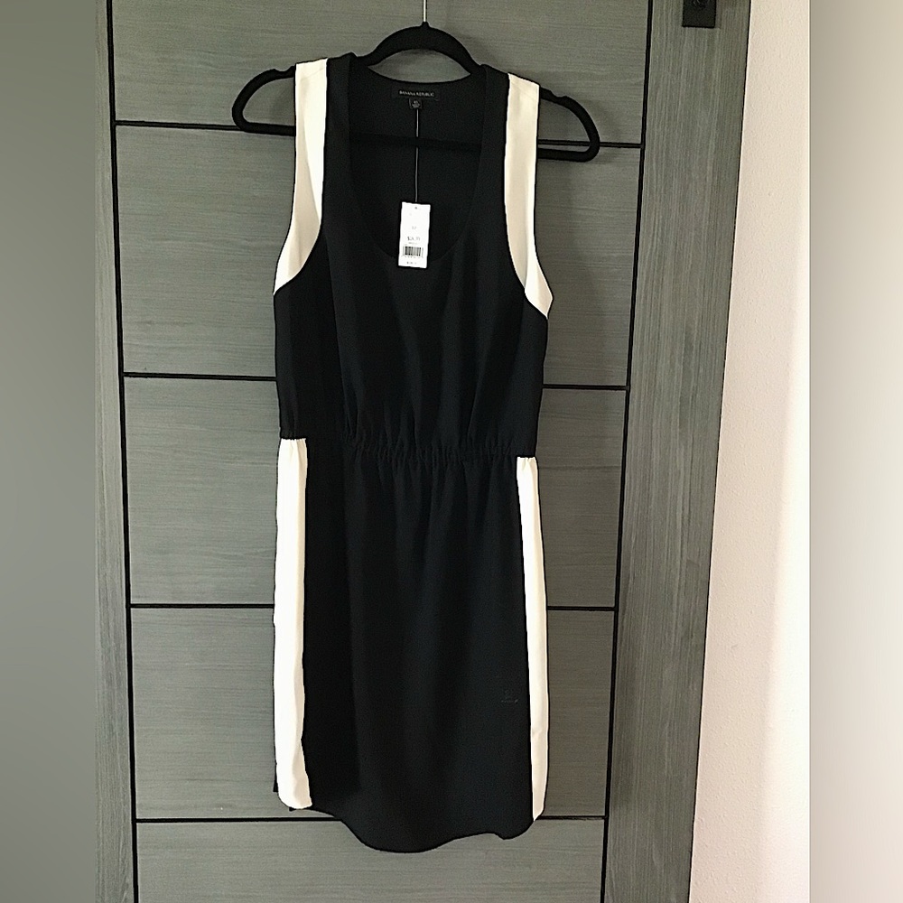 New Banana Republic dress. Sleeveless. Above the knee. Black and cream. Size 10.